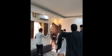 Un hincha de Arabia Saudita arrancó la puerta de su casa al festejar un gol contra la Argentina