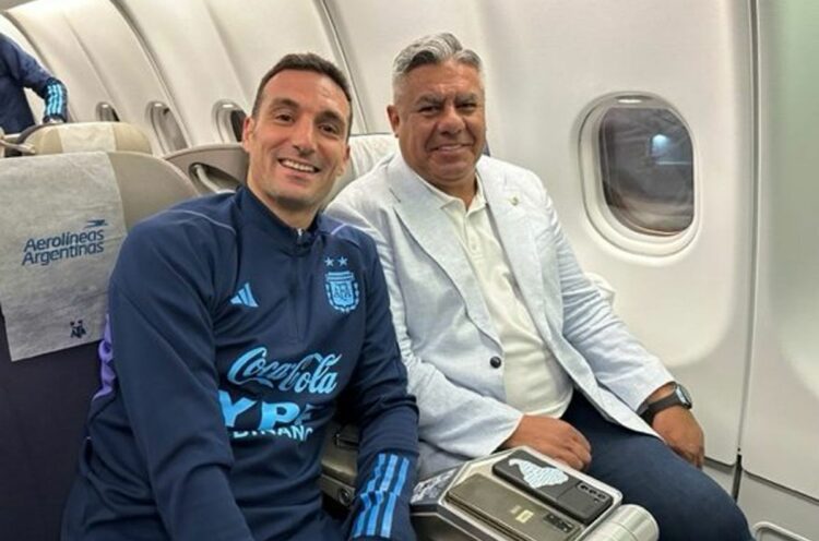 Scaloni recortó la lista previa mundialista a 32 integrantes y emprendió el viaje a Qatar
