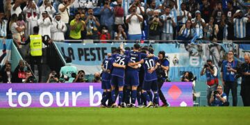 Argentina venció a Polonia, ganó el grupo C y jugará octavos de final con Australia