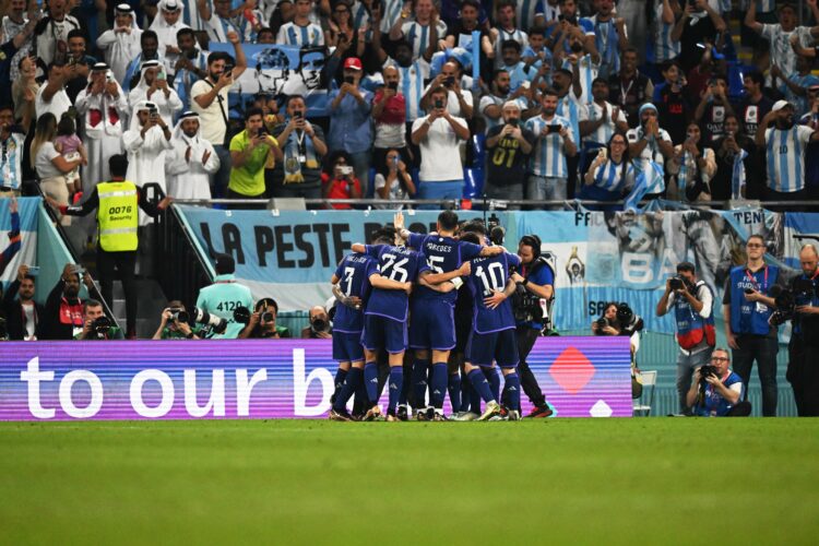 Argentina venció a Polonia, ganó el grupo C y jugará octavos de final con Australia