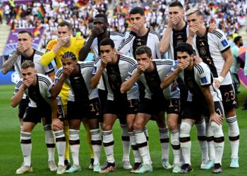 Porqué la selección alemana posó ante los fotógrafos tapándose la boca en Qatar