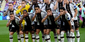 Porqué la selección alemana posó ante los fotógrafos tapándose la boca en Qatar