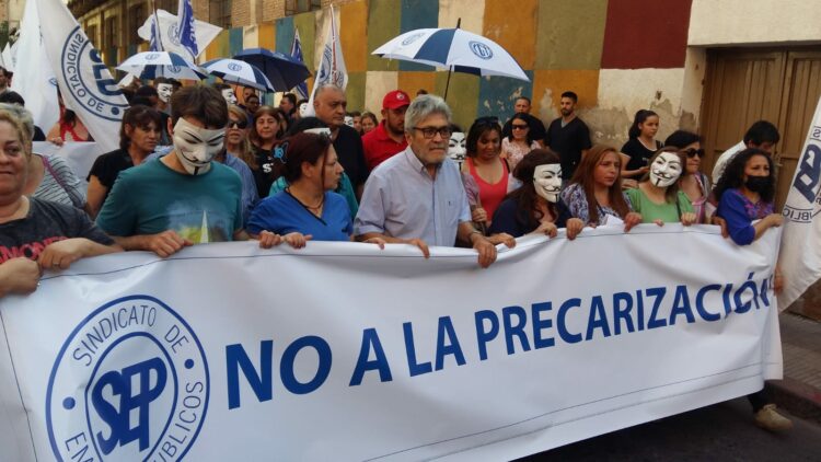 La posibilidad de un bono reabre el conflicto entre los gremios y la Provincia