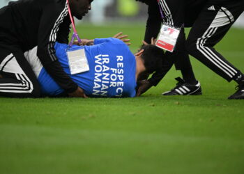 Un hincha interrumpió Portugal-Uruguay con una bandera LGBTIQ+