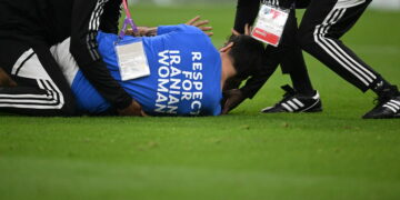 Un hincha interrumpió Portugal-Uruguay con una bandera LGBTIQ+