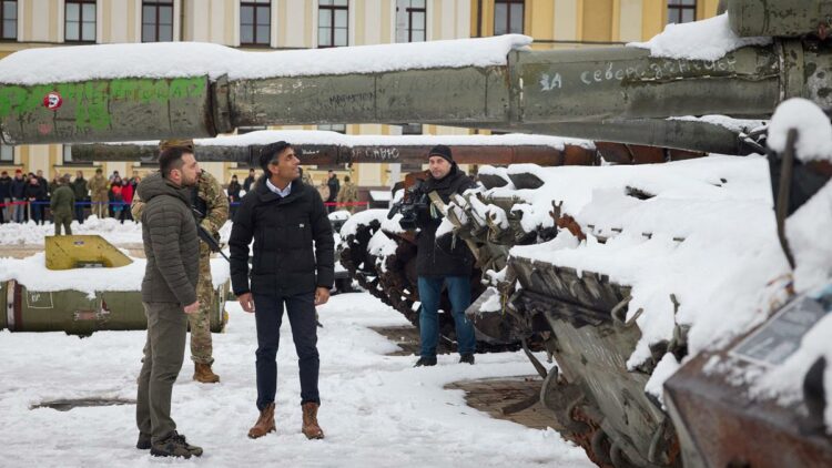 Sunak (centro) junto a Zelenski frente a tanques ucranianos el sábado en Kiev.