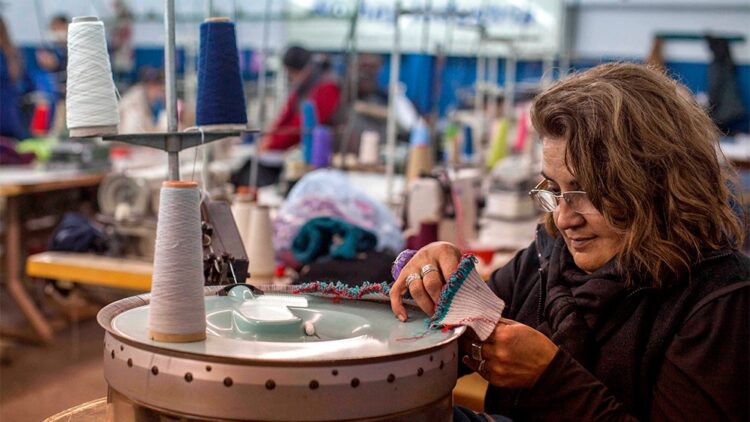 Acuerdo voluntario con la industria textil para mantener los precios