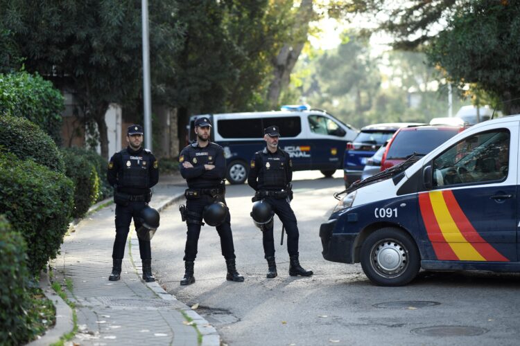 Spanish policemen block the street after a letter bomb explosion at the Ukraine's embassy in Madrid on November 30, 2022. - An employee of Ukraine's embassy in Madrid was "lightly" injured on November 30 when a letter bomb blew up as he handled it, a police source said. (Photo by OSCAR DEL POZO / AFP)
