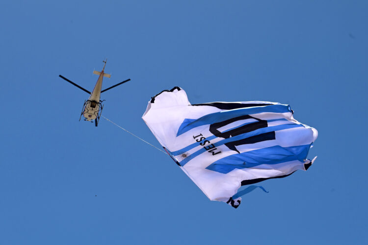 MUNDIAL-CAMISETA GIGANTE-ROSARIO. La camiseta de Messi más grande del mundo flamea en el cielo de Rosario para alentar a la selección. foto sebagranata
