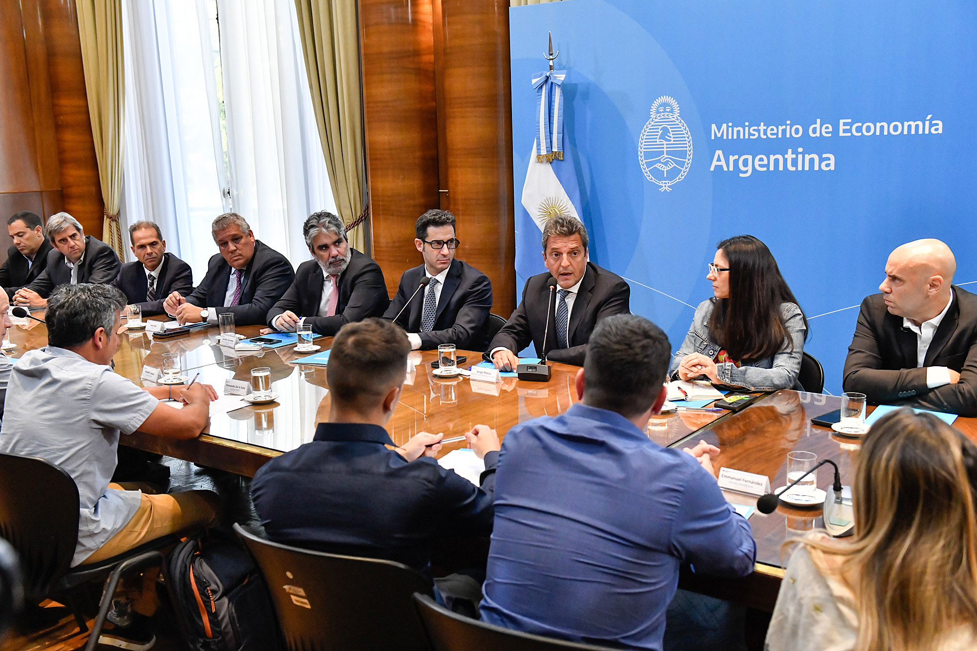 El Gobierno anunció un acuerdo para rebajar hasta un 15% el precio del calzado