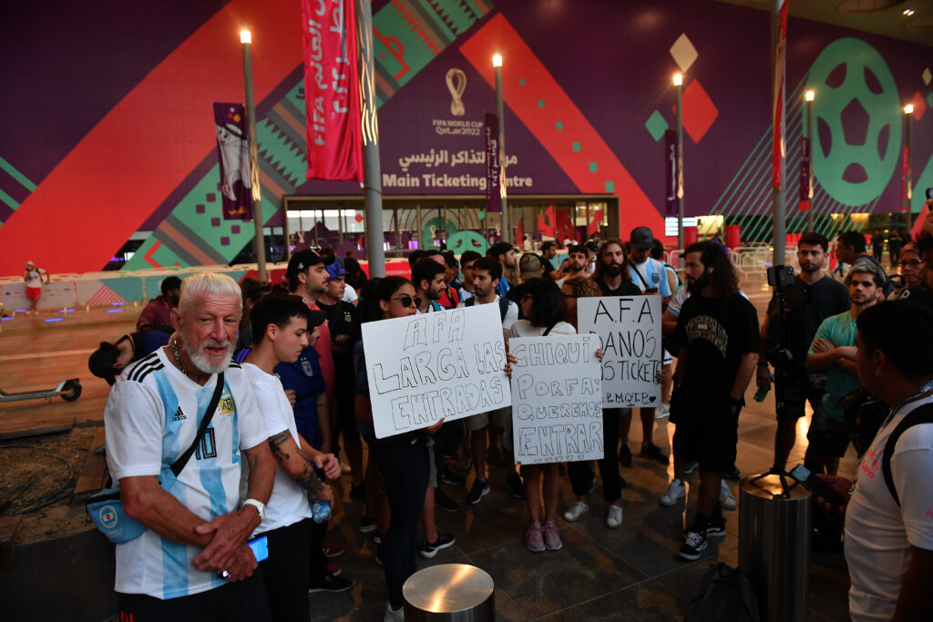 Hinchas argentinos continúan el reclamo en el Centro de Tickets a la espera del remanente de FIFA