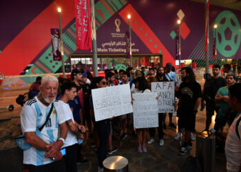 Hinchas argentinos continúan el reclamo en el Centro de Tickets a la espera del remanente de FIFA