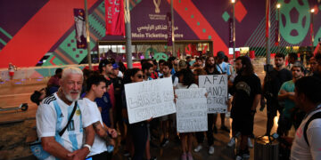 Hinchas argentinos continúan el reclamo en el Centro de Tickets a la espera del remanente de FIFA