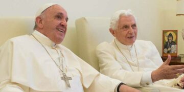 A los 95 años falleció Benedicto XVI, el Papa que le abrió paso a Francisco