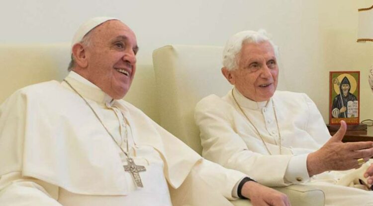 A los 95 años falleció Benedicto XVI, el Papa que le abrió paso a Francisco