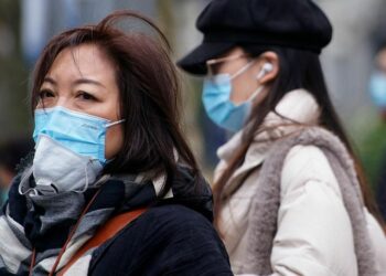 China deja de publicar cifras diarias de coronavirus en medio de un fuerte brote