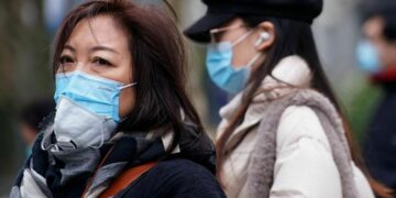 China deja de publicar cifras diarias de coronavirus en medio de un fuerte brote