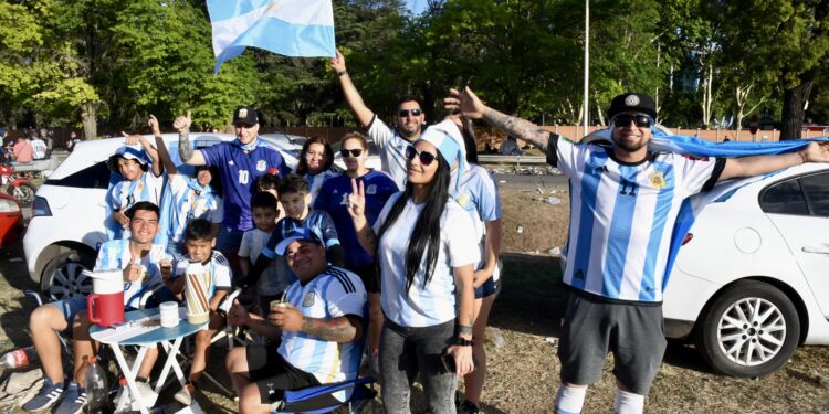 Así fue el frenético recibimiento a la Selección en su traslado hacia el predio de AFA