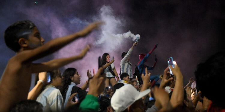 Así fue el frenético recibimiento a la Selección en su traslado hacia el predio de AFA