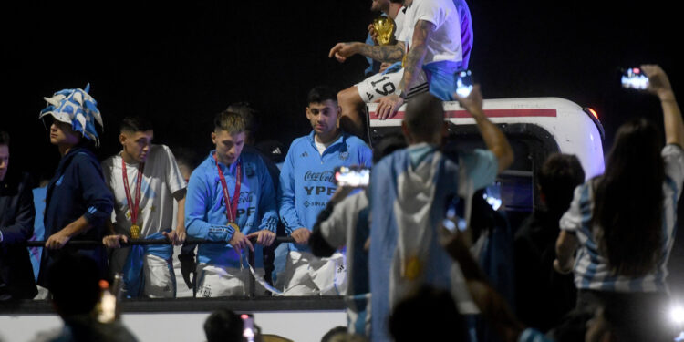 Así fue el frenético recibimiento a la Selección en su traslado hacia el predio de AFA