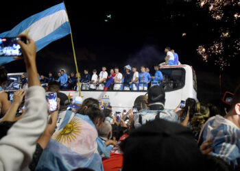 Así fue el frenético recibimiento a la Selección en su traslado hacia el predio de AFA