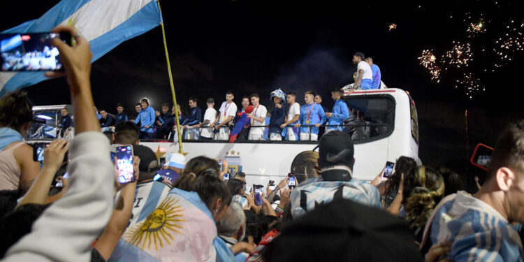 Así fue el frenético recibimiento a la Selección en su traslado hacia el predio de AFA