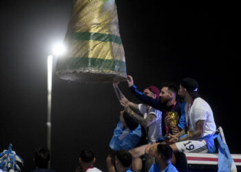 Así fue el frenético recibimiento a la Selección en su traslado hacia el predio de AFA