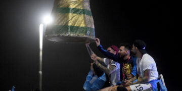 Así fue el frenético recibimiento a la Selección en su traslado hacia el predio de AFA