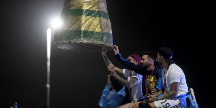 Así fue el frenético recibimiento a la Selección en su traslado hacia el predio de AFA