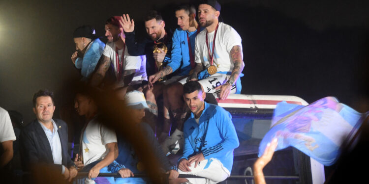 Así fue el frenético recibimiento a la Selección en su traslado hacia el predio de AFA