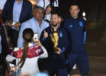 Así fue el frenético recibimiento a la Selección en su traslado hacia el predio de AFA