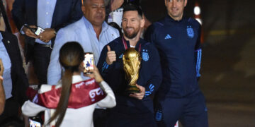 Así fue el frenético recibimiento a la Selección en su traslado hacia el predio de AFA