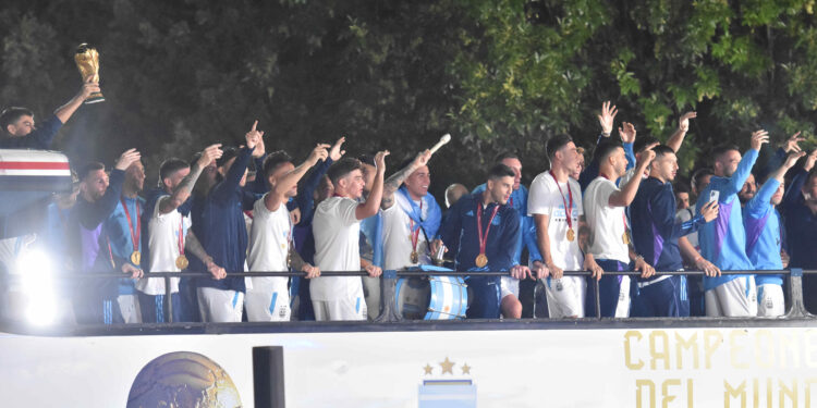 Así fue el frenético recibimiento a la Selección en su traslado hacia el predio de AFA