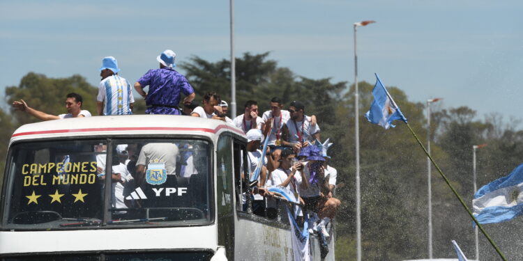 Una marea albiceleste celebra a los campeones y obliga a cambiar el recorrido de la caravana