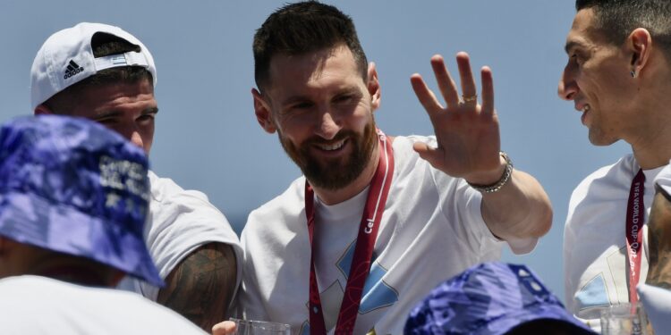 Una marea albiceleste celebra a los campeones y obliga a cambiar el recorrido de la caravana