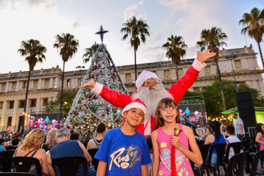 Con luces y material reciclado, el árbol navideño ahora brilla para todos los cordobeses