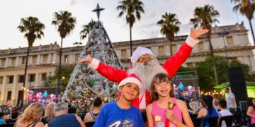 Con luces y material reciclado, el árbol navideño ahora brilla para todos los cordobeses