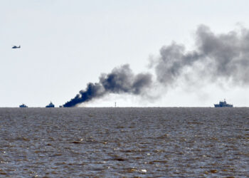 Logran rescatar a los tripulantes de la embarcación que se incendió en el Río de la Plata
