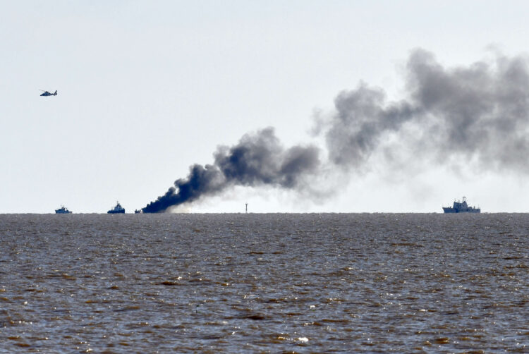 Logran rescatar a los tripulantes de la embarcación que se incendió en el Río de la Plata