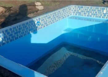 Le robaron la pileta, la buscó con un drone y se topó con un vecino instalándola en su patio