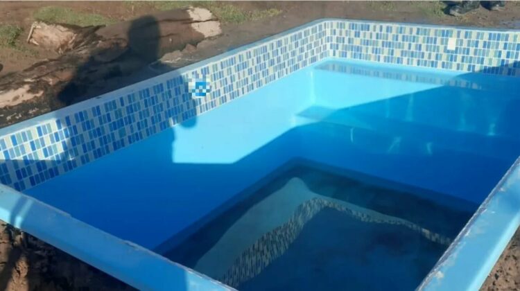 Le robaron la pileta, la buscó con un drone y se topó con un vecino instalándola en su patio
