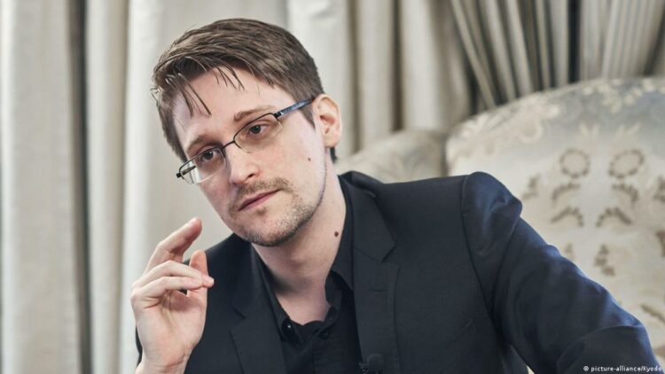 Snowden recibió su documento de ciudadano ruso después de que Putin se lo concediera