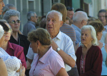 En Córdoba, el 63% de los adultos mayores esperan más de una hora para recibir atención médica