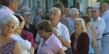 En Córdoba, el 63% de los adultos mayores esperan más de una hora para recibir atención médica