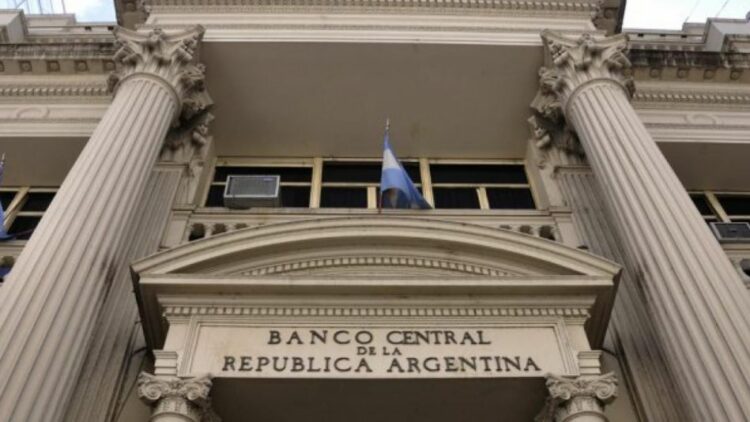 Analistas respaldan la medida del BCRA de mantener las tasas de interés en niveles altos