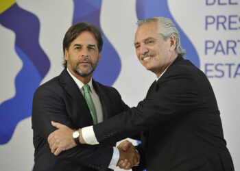 Lacalle Pou señaló que Uruguay quiere «abrirse al mundo» pero que es mejor «en grupo»