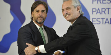 Lacalle Pou señaló que Uruguay quiere «abrirse al mundo» pero que es mejor «en grupo»