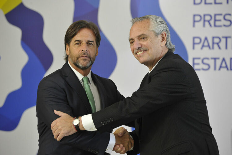 Lacalle Pou señaló que Uruguay quiere "abrirse al mundo" pero que es mejor "en grupo"