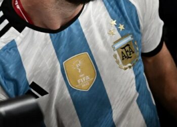 Comenzó hoy la venta de la camiseta de Argentina con las 3 estrellas