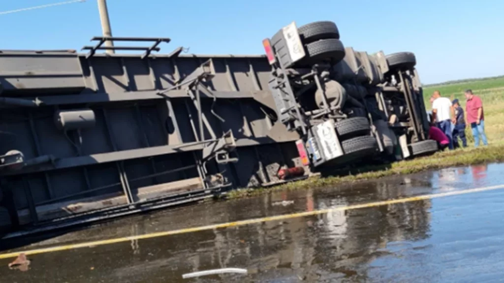 Volcó un camión que transportaba aceite